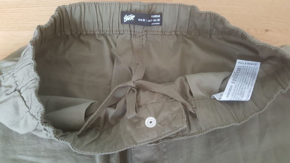 Herren Cargo Freizeit Hose khaki Pull & Bear Gr. M NEU in Fürstenzell