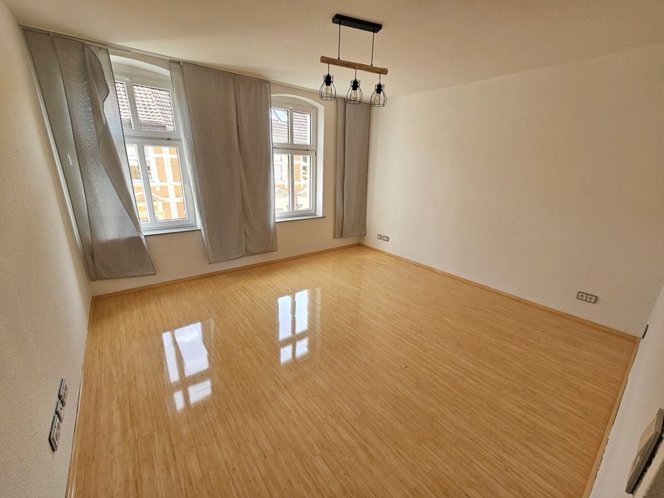 Schöne 2- Zimmerwohnung mit Fußbodenheizung+Einbauküche+Balkon+Bad mit Badewanne & Dusche+Laminat! in Dessau-Roßlau