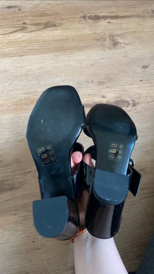 Schuhe mit Absatz Größe 37 Schwarz ungetragen in Göppingen