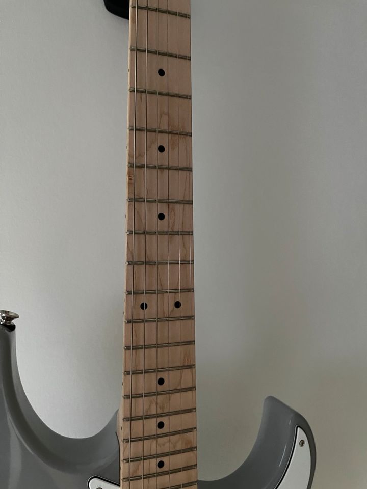 Yamaha Pacifica 112VM in grau in Hamburg