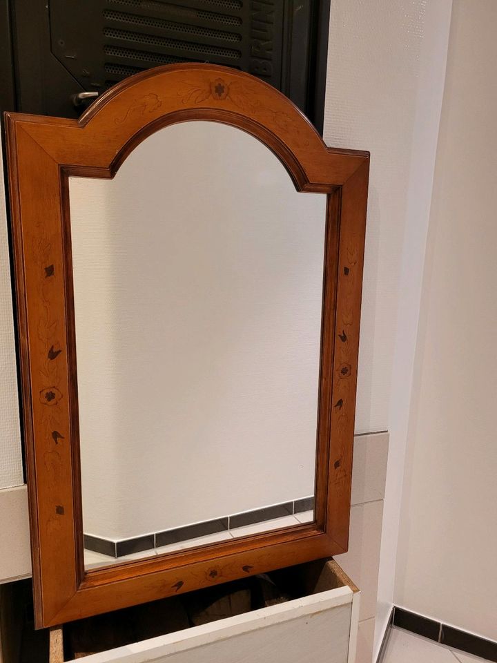 Spiegel mit Holzrahmen in Beuren
