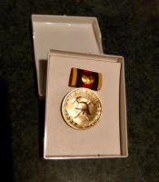 DDR Medaille Treue Dienste freiw. Feuerwehr Gold* 40J. + Urkunde Dresden - Räcknitz/Zschertnitz Vorschau