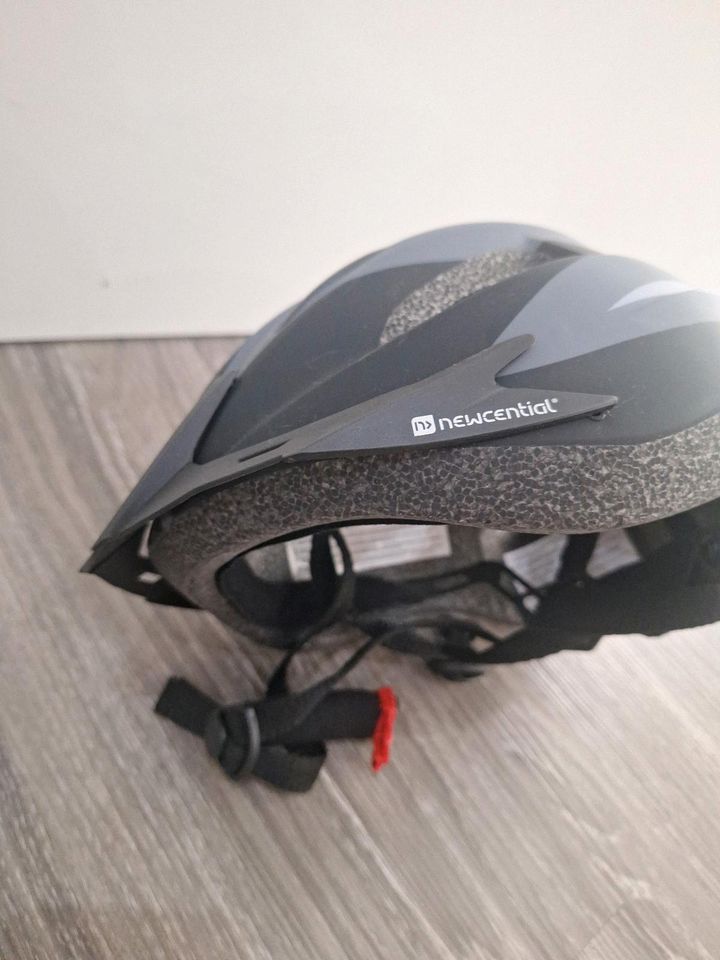 Neu Fahrradhelm mit Rücklicht  für Erwachsene in Wietzendorf