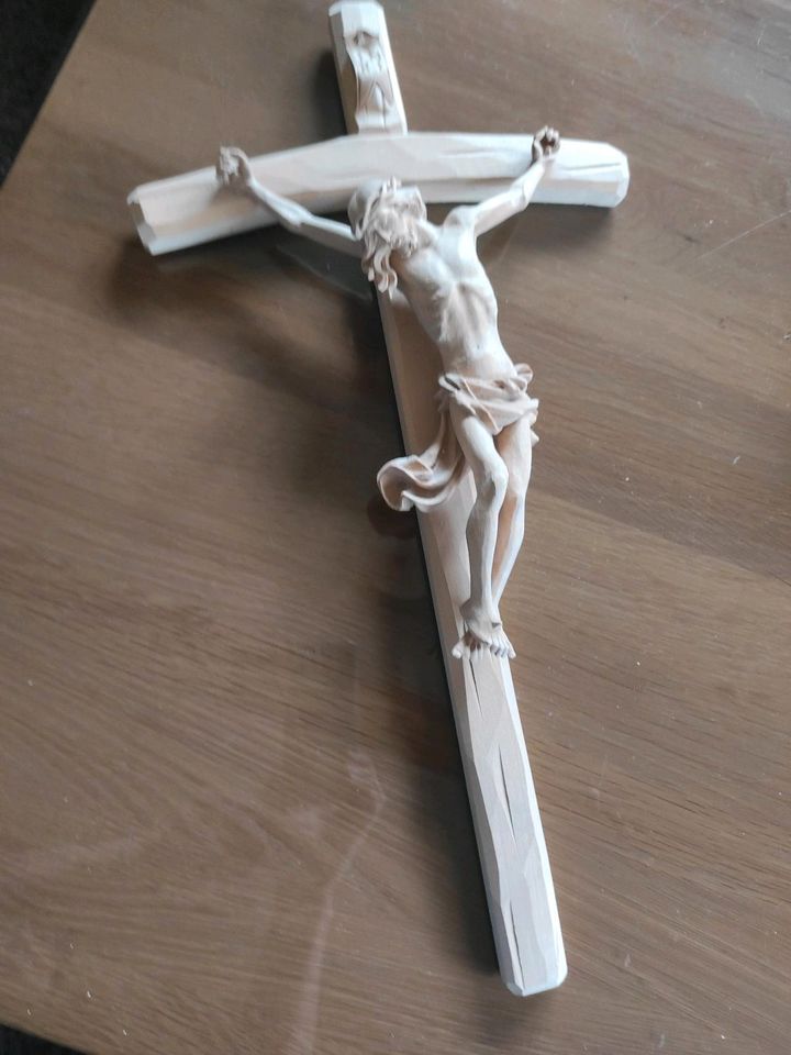 Jesus Kreuz geschnitzt in Saaldorf-Surheim