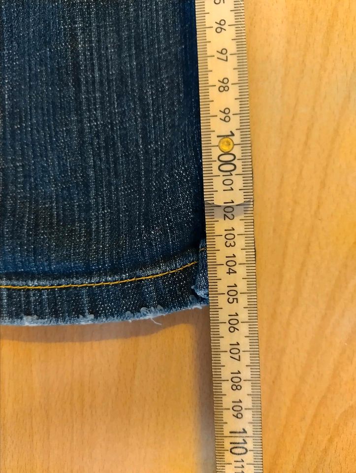 Slim Straight Cut Cowboy Jeans in  dunkler Waschung W30/W31 in München