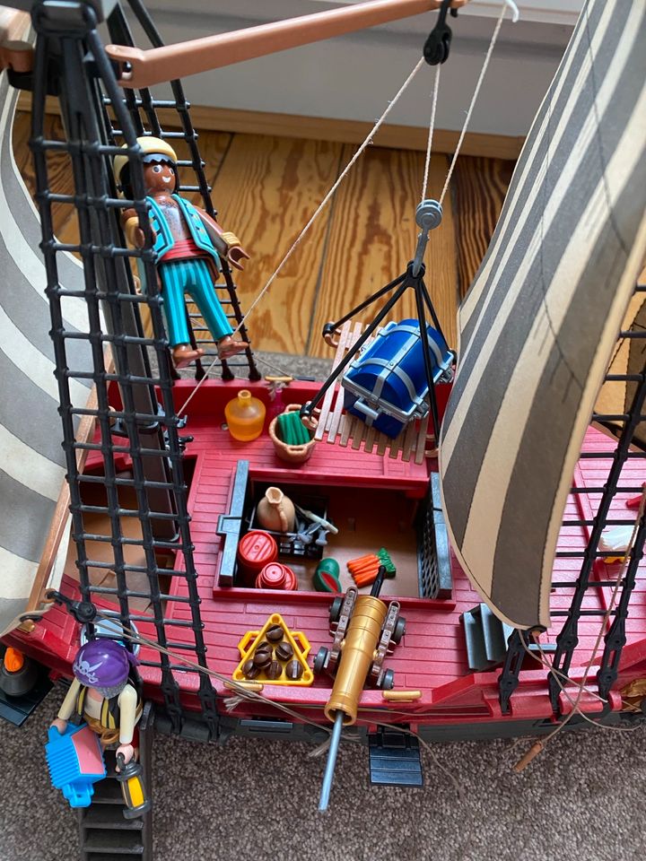 Großes Playmobil Piratenschiff 3940 mit viel Zubehör in Hamburg