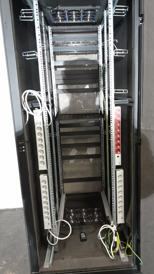 Triton Serversschränke; 2 Stück B 700 x H 1200 x T 2100mm in Hartmannsdorf