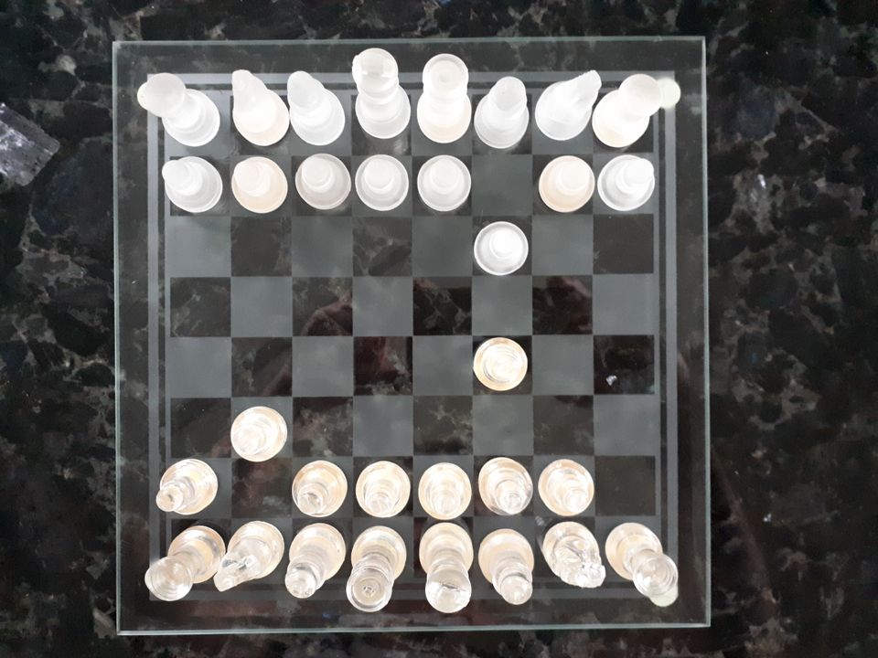 Schachspiel aus Glas in Elsteraue
