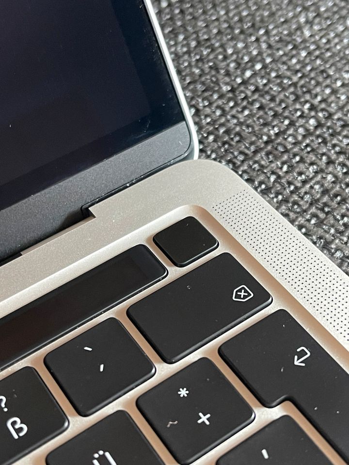 Apple MacBook Pro 13-Inch (2020) in Haiger
