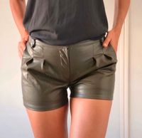 Shorts KOCCA Khaki Olivgrün Kunstleder Gr. 38 (ital) / XS (EU) München - Bogenhausen Vorschau