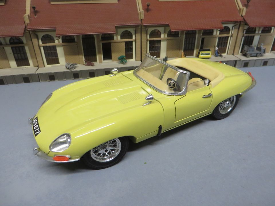 BURAGO 1:18 Modell...JAGUAR E-TYPE...gelb...für 12 € in Essen