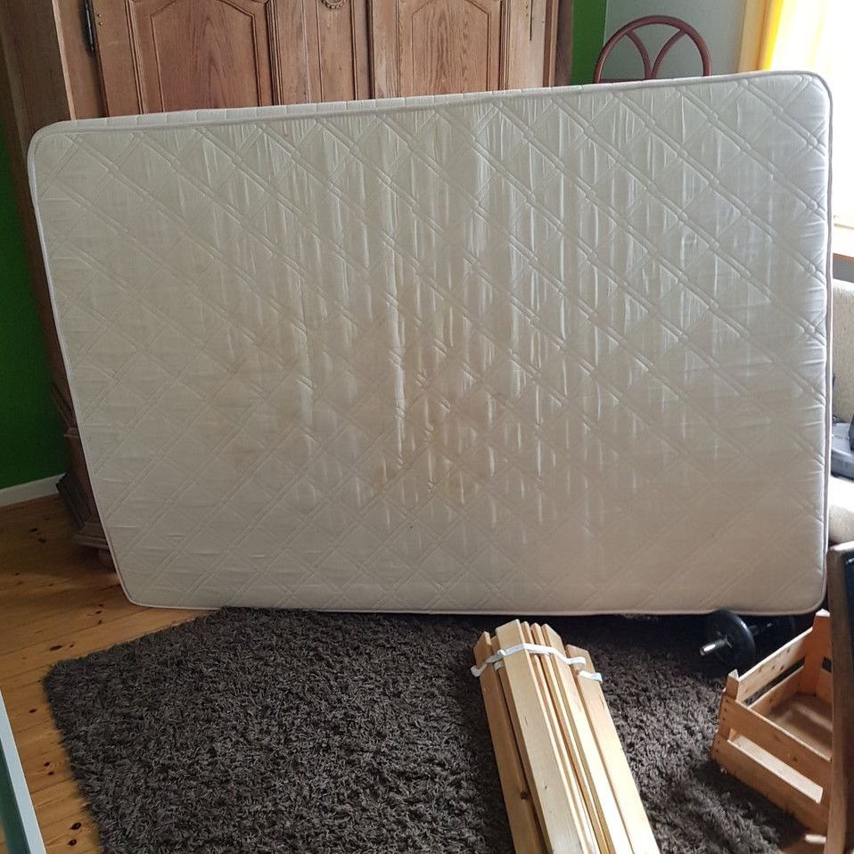 Bett IKEA Askvoll 200x140cm mit Matratze in Marl