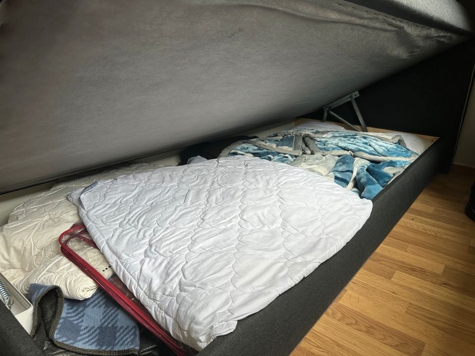 Bett Schlafzimmer in Köln