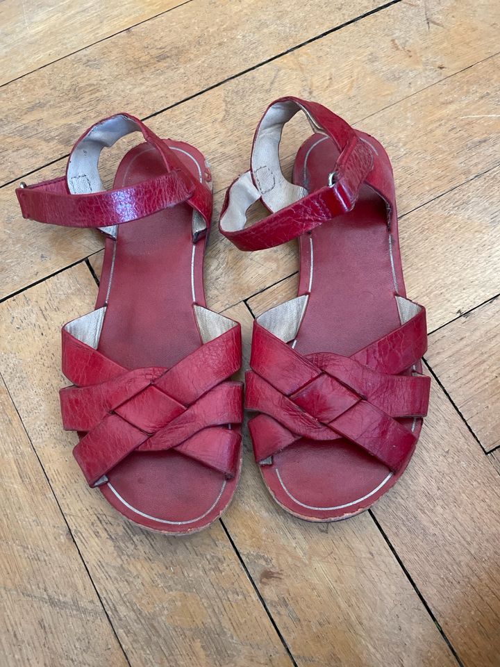 Süße rote Leder-Sandalen wie Saltwater von Zara Größe 32 in Berlin