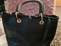 Handtasche Bucket Bag schwarz mit goldenen Details Nordrhein-Westfalen - Kleve Vorschau