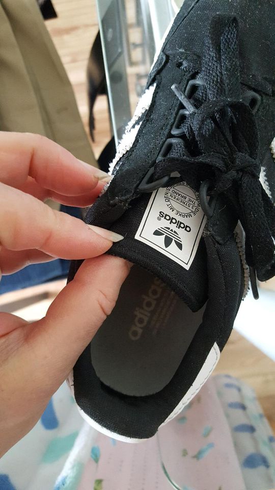 Adidas Schuhe neu  gr. 37.5    preis ist fest 15 Euro in Bottrop