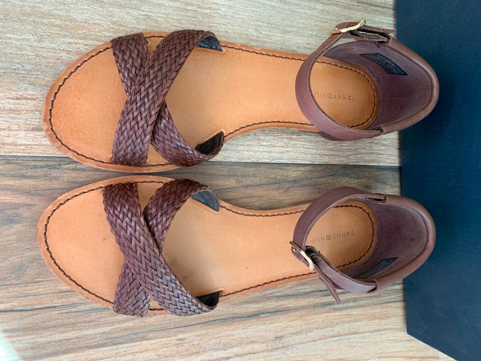 Tommy Hilfiger Sandalen braun Größe 39 in Esselbach