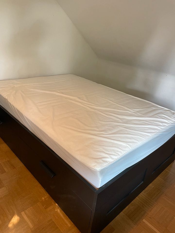 IKEA  BRIMNES Bett (140 cl) &Hovag matraze &regal in Neuss