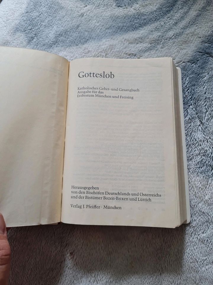 Gotteslob Katholisches Gebetbuch, Gesangbuch in Heldenstein