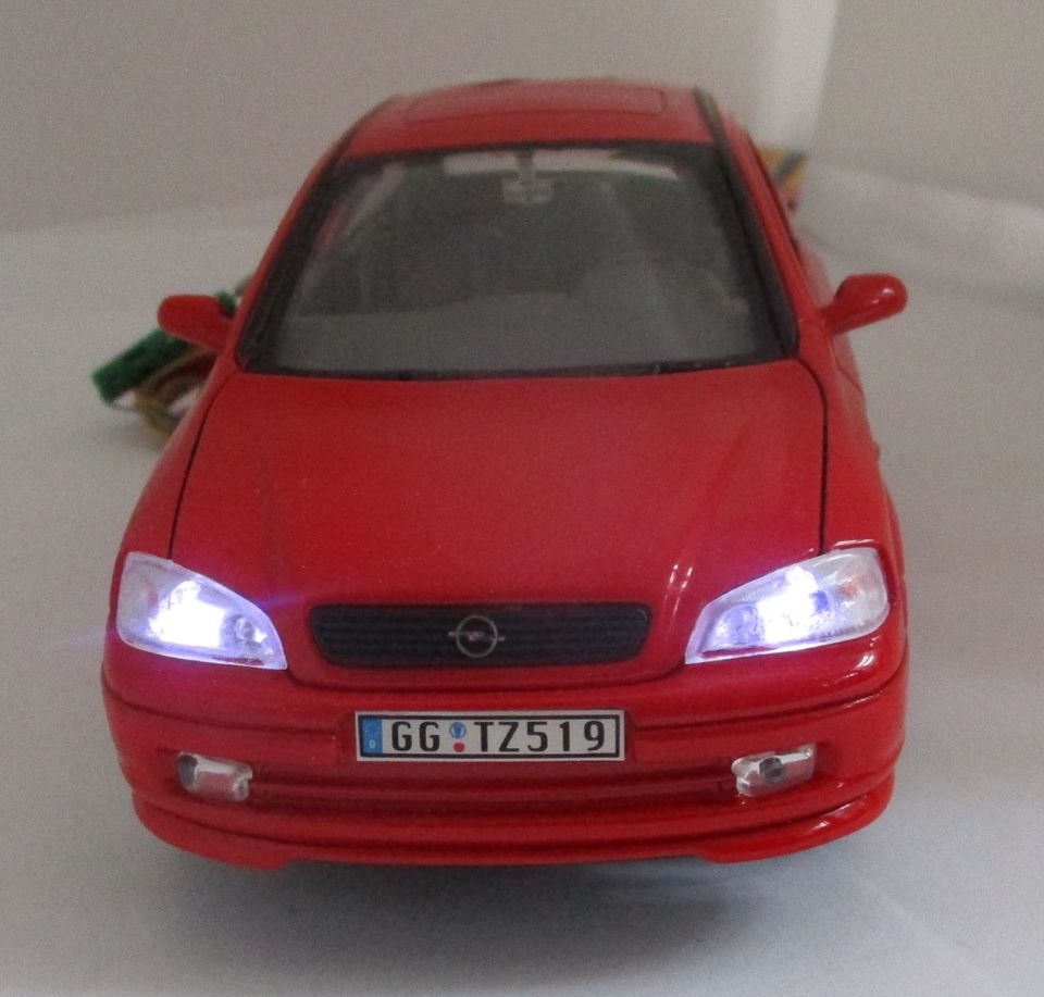 Opel Astra 2000 Welly 22071 Vorne und Hinten mit Licht 1:24 E576 in Euskirchen