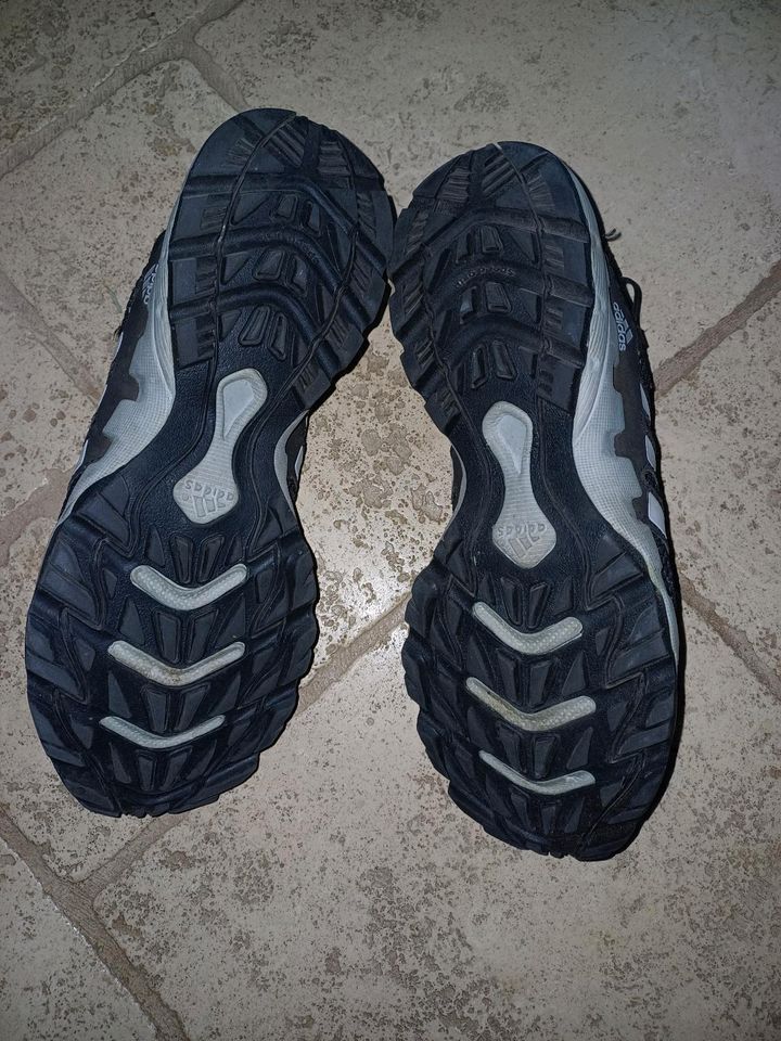 Adidas Outdoorschuhe / Größe 42 / guter Zustand in Kirchen (Sieg)