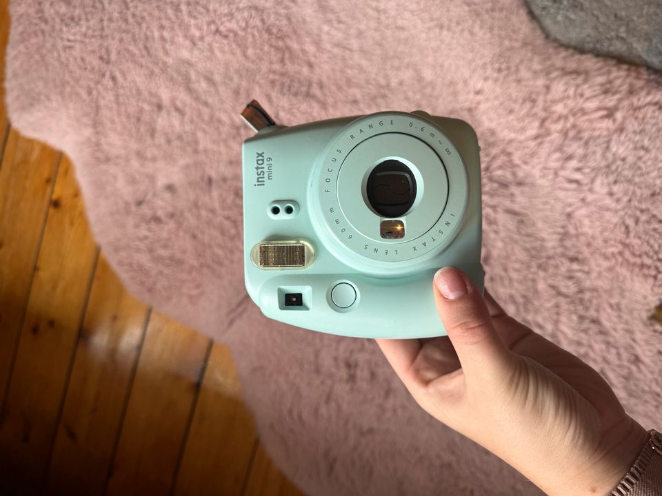 Fujifilm instax mini 9 polaroid Kamera Instant camera ice blue in Friedberg (Hessen)