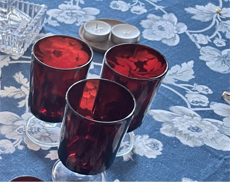 3 Kleine Gläser Rot  mit Füß  transparent in Koblenz