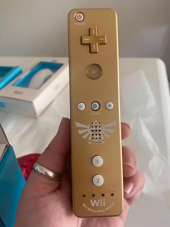 Wii Konsole, Gamepad (rot), 2x nunchuk,2x Remote (Zelda + Pink) in Hamburg