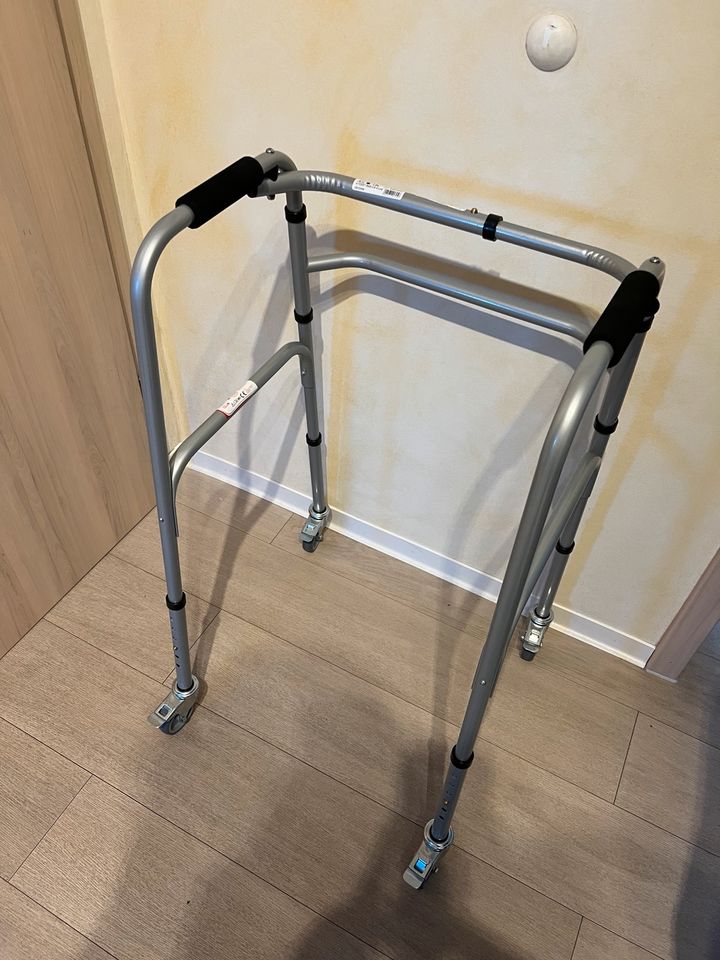 Gehwagen, Walker, Gehbänkchen, Rollator, NEU in Mölbis