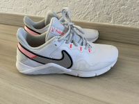 Nike Legend essensial 2 Schuhe 38,5 weiß rosa top Nordrhein-Westfalen - Krefeld Vorschau