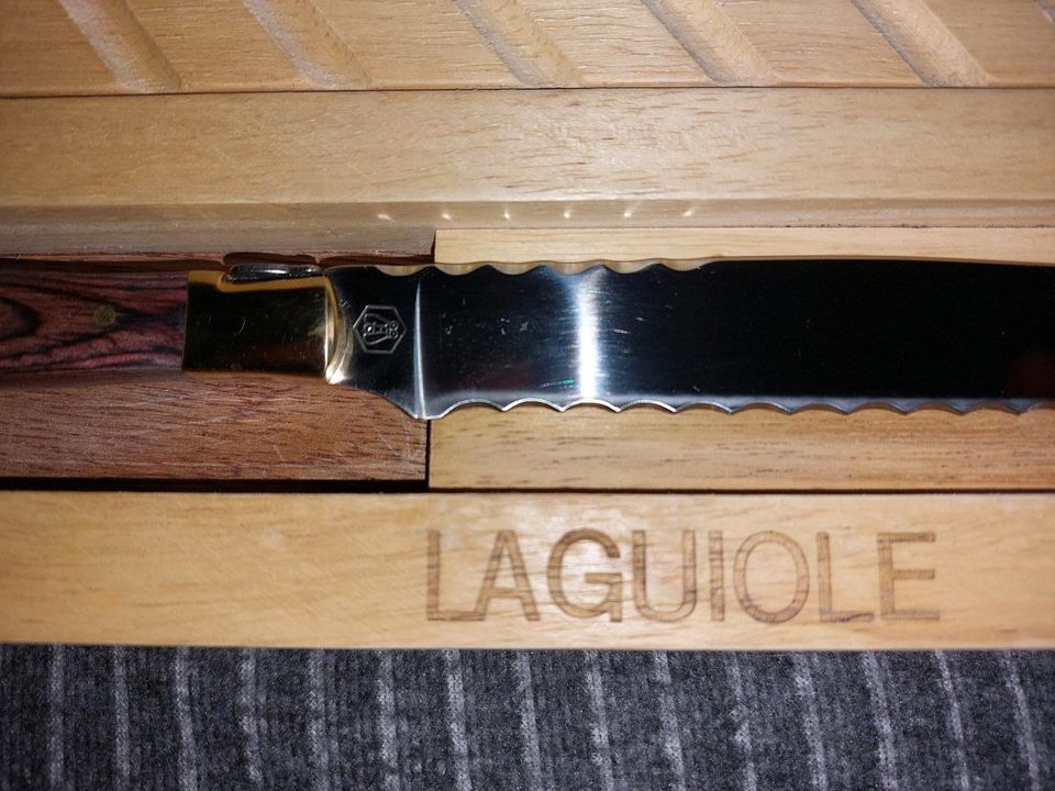 Laguiole Messer mit Holzbrett Schneidebrett in Goch