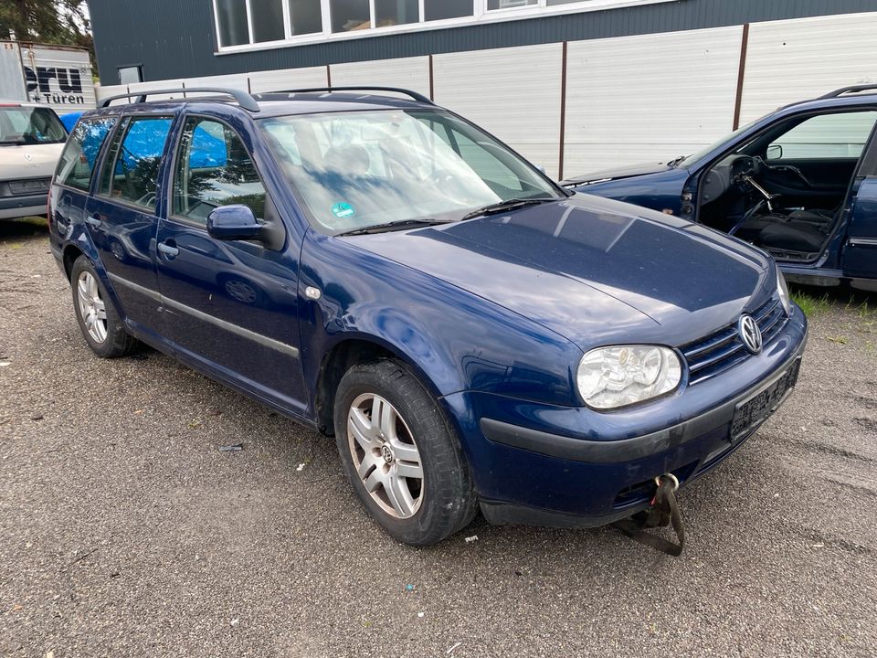 VW Golf 4 Kombi Blau | Schlachtfest Teile Heckklappe Türe Haube in Backnang