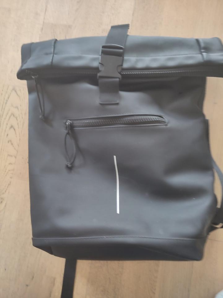 New Rebels Roll-Top Rucksack Large II – Schwarz, guter Zustand in Landshut