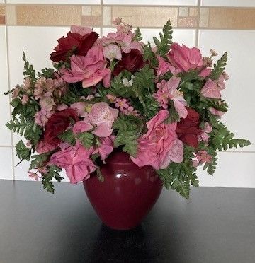 Vase mit künstlichen Blumen in Messingen