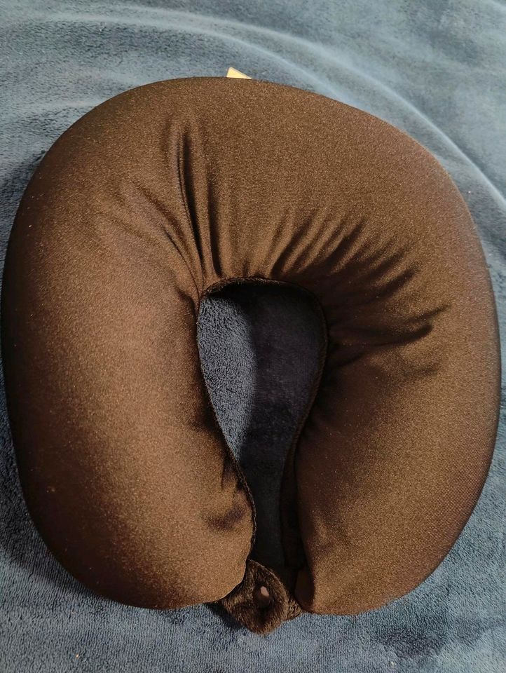 Travel neck pillow in Neu-Isenburg