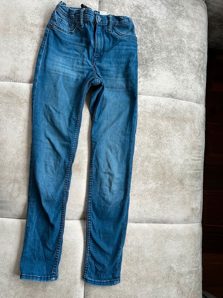 H&M Jeans blau Gr.140 in Lohmar