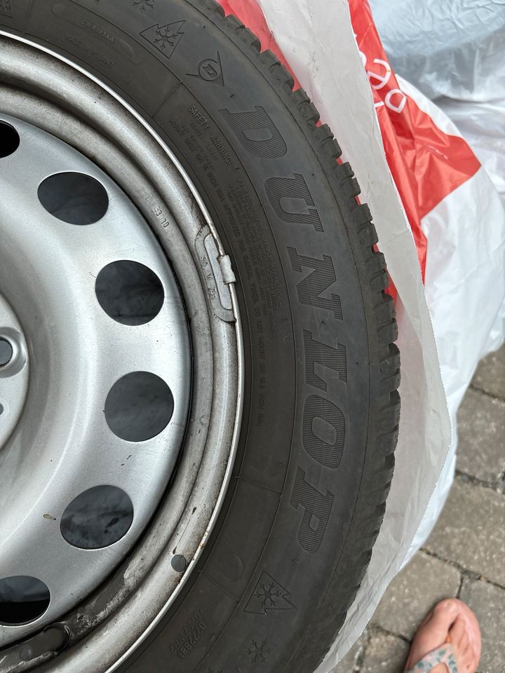 4 Dunlop Winterreifen auf Stahlfelgen in Minden