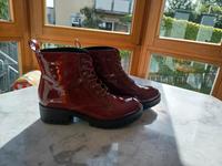 Boots/Stiefeletten in Lackoptik 39 mit Profilsohle Hessen - Büdingen Vorschau