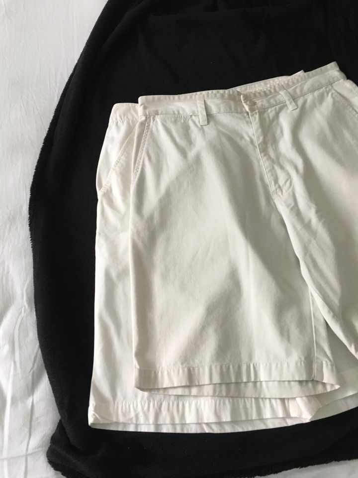 2 Kurze Hosen   Stück  5 € in Taunusstein