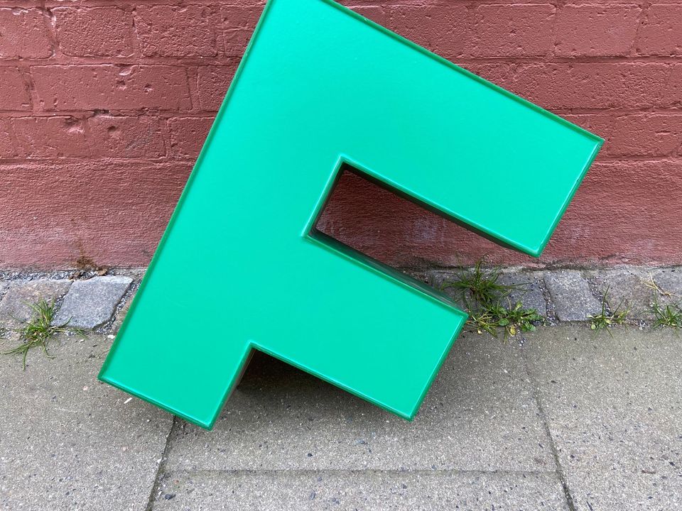 Acryl Buchstabe / F / Werbung in Hamburg