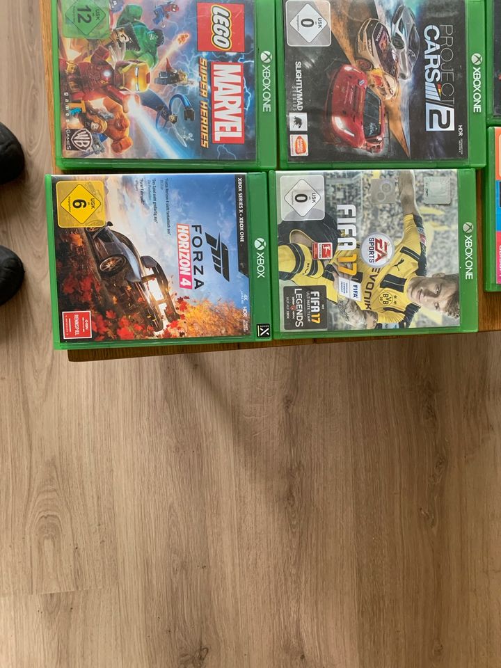 Xbox One mit Zubehör und 14 Spielen in Hückelhoven