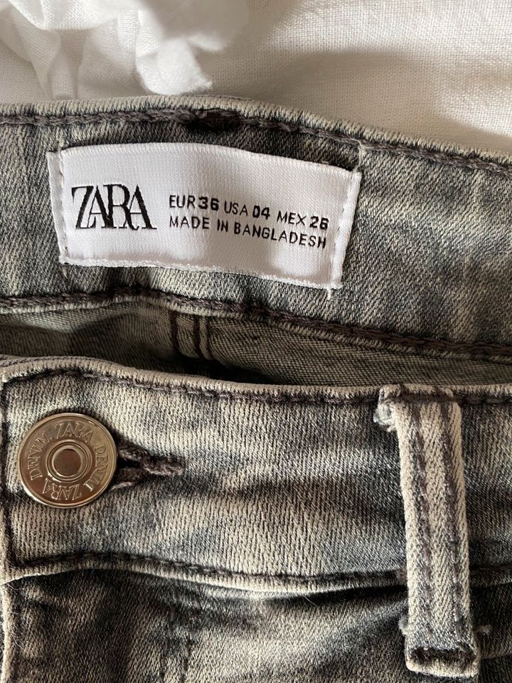 Zara Jeans ripped knees in Frammersbach