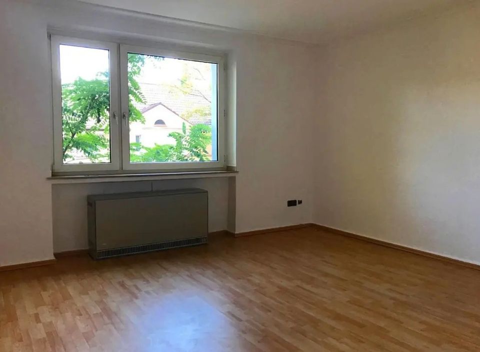 Sehr gut geschnittene Drei- Raum- Wohnung im repräsentativen Stil in Essen