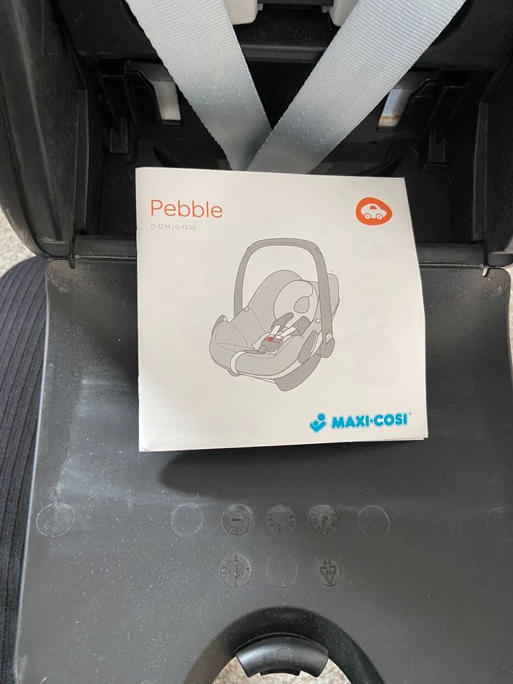 Babyschale Maxi Cosi Pebble mit Family Fix Station, Isofix in Wemding