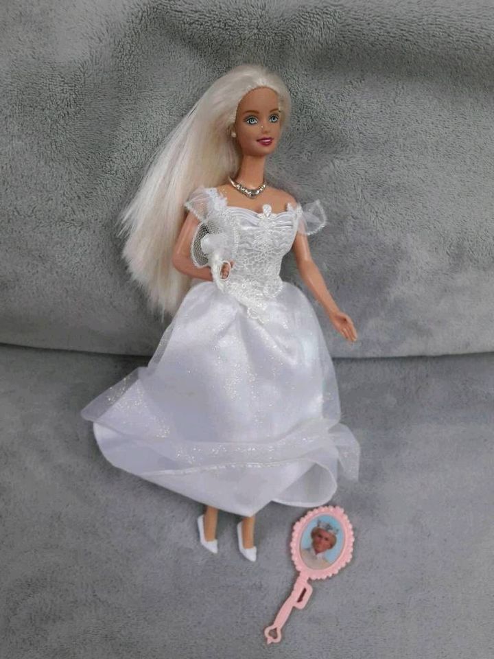 90er Jahre Barbies: Braut - Prinzessin - Shelly in Baden-Württemberg -  Beilstein | Barbie Spielzeug gebraucht kaufen | eBay Kleinanzeigen ist  jetzt Kleinanzeigen