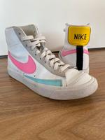 Nike Sneacker Gr. 40 bzw. 8,5 Hessen - Lich Vorschau