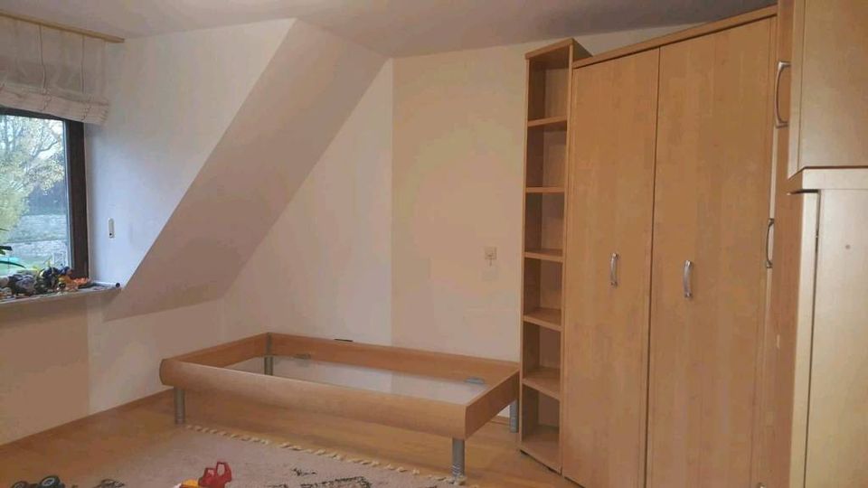 Kinderzimmer Schreibtisch  eckkleiderschrank bett in Feuchtwangen