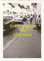 Urlaubsfoto 1966 in Mittenwald Bayern viele Autos heute Oldtimer Niedersachsen - Braunschweig Vorschau