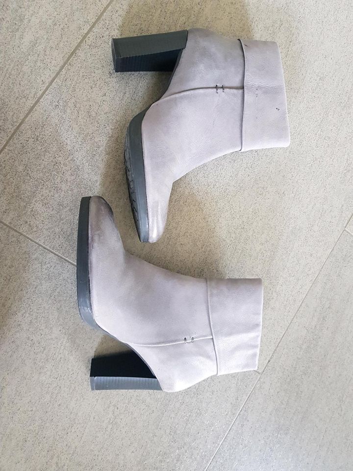 Stiefeletten Damen gr 40 Leder wie neu in Allendorf