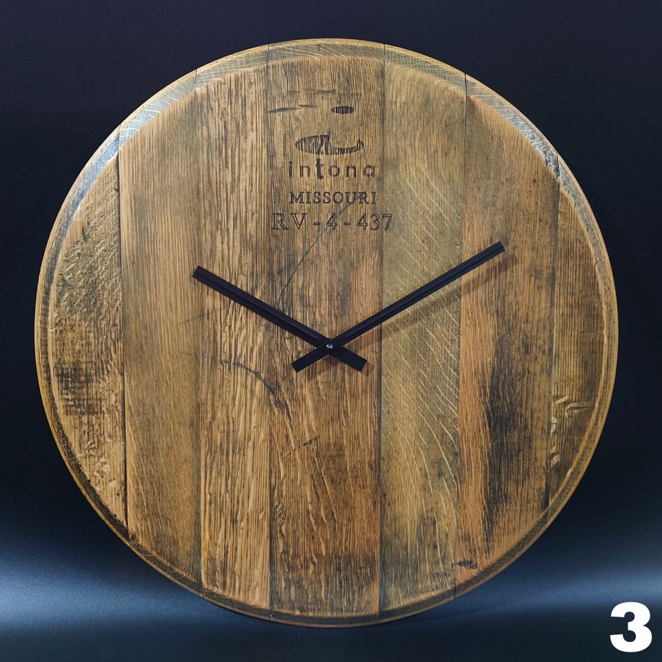 Viini Kello - Wanduhr ⌀ = 55cm Rotweinfassdeckel Eichenholz Holzfass große Uhr Weinfass Deckel Fass Rotwein Vintage Rustikal Haus Wohnung Handworkz Bild Wand Deko Holz Uhrwerk Uhrzeiger Unikat Eiche in Nidderau